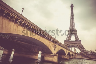 Fototapete Brücke und Eiffelturm am bewölkten Tag