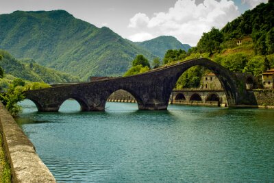 Fototapete Brücke und Fluss vor dem Hintergrund der Berge