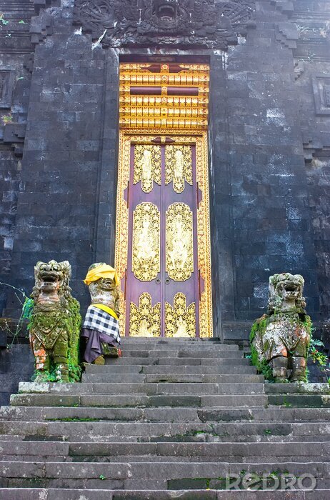 Fototapete Buddhistischer Tempel Eintrag mit alten goldenen Türen