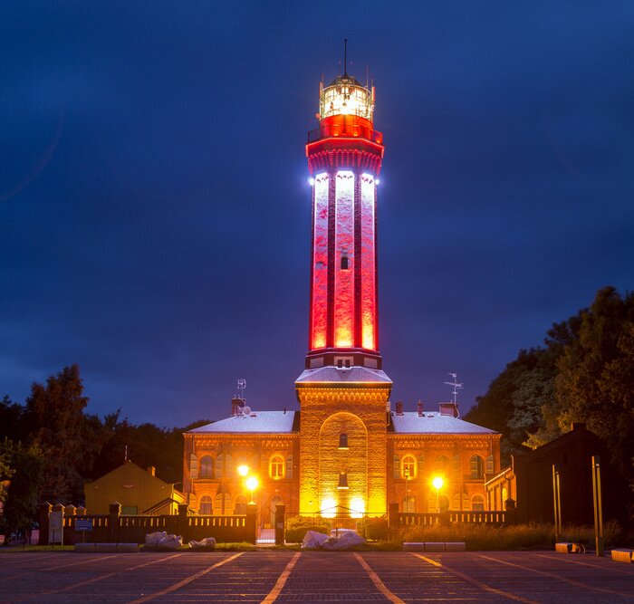 Fototapete Bunt beleuchteter Leuchtturm
