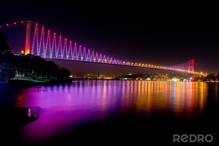 Fototapete Bunte Beleuchtung auf der langen Brücke
