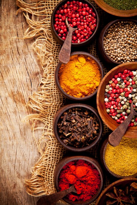Fototapete Bunte Gewürze auf dem Holztisch