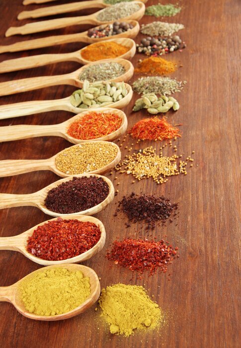 Fototapete Bunte Gewürze auf Holzlöffeln