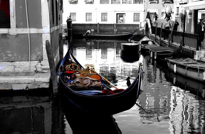 Fototapete Bunte Gondel auf schwarz-weißem Hintergrund