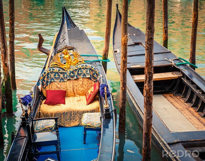 Fototapete Bunte gondeln auf dem venezianischen kanal