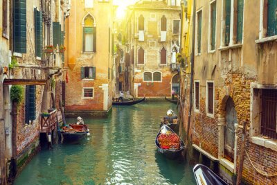Bunte Häuschen und Gondeln in Venedig
