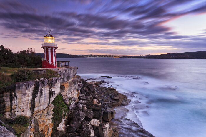 Fototapete Bunter Leuchtturm auf Felsen