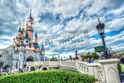 Fototapete Buntes märchenhaftes Schloss mit Brücke