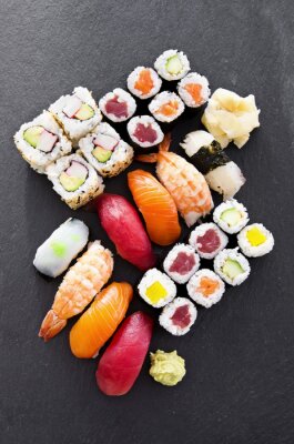 Fototapete Buntes Sushi auf grauem Hintergrund