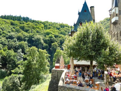 Fototapete Burg Eltz, DEUTSCHLAND - 12. August 2014: Touristen in Burg Eltz oben Mosel, Deutschland. Das Schloss ist noch immer von einem Zweig der gleichen Familie, die dort vor 33 Generationen im 12. Jahrhunde