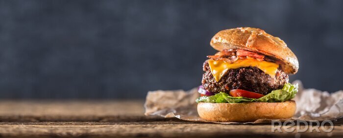Fototapete Burger auf einem Holztisch