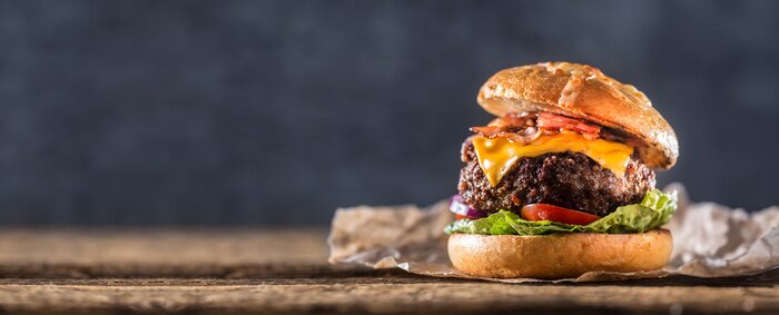 Fototapete Burger auf einem Holztisch