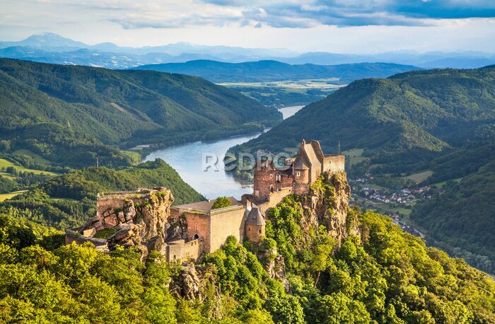 Fototapete Burgruine grüne Landschaft mit Hügeln