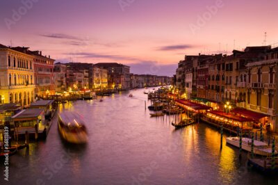 Fototapete Charmantes Venedig bei Nacht mit Kanälen und Lichtern