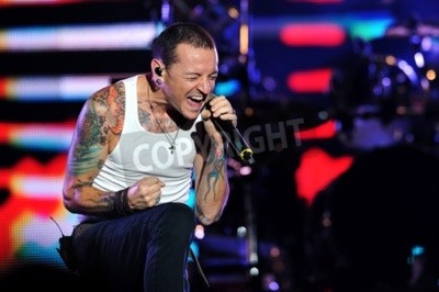 Fototapete Chester Bennington von Linkin Park während eines Konzerts