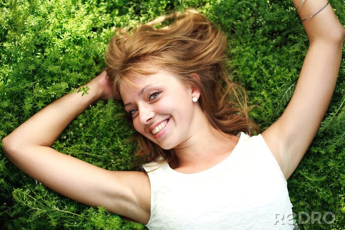 Fototapete Close up Portrait jungen glücklich Mädchen auf grünem Gras