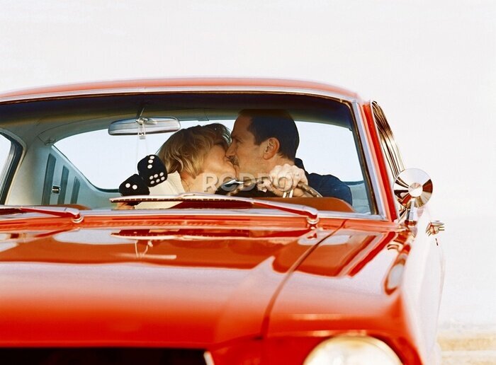 Fototapete Couple Kissing In Antique Car