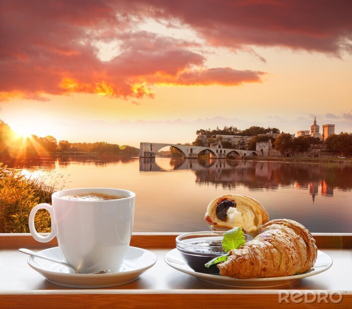 Fototapete Croissant und Kaffee bei Sonnenuntergang