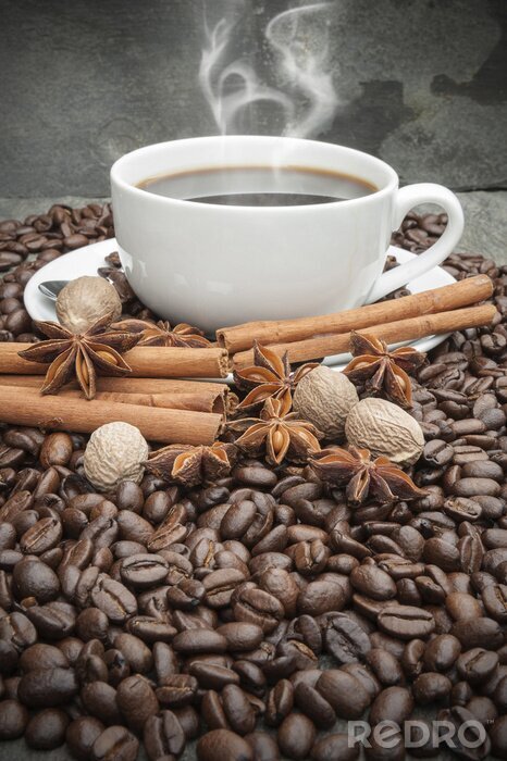 Fototapete Dampfende Tasse Kaffee mit Zimt, Sternanis, Muskatnuss und