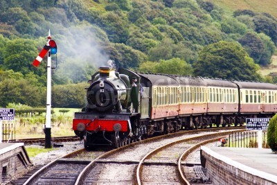 Fototapete Dampfzug in Berglandschaft