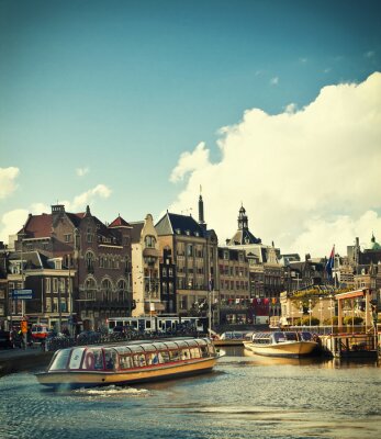 Das sonnige Amsterdam und der Kanal