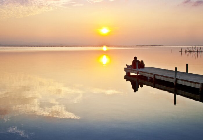 Fototapete Date am See beim Sonnenuntergang