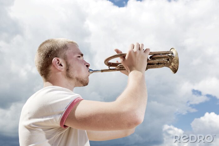 Fototapete Der junge Mann bläst die Trompete