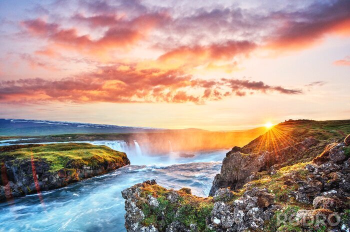 Fototapete Der malerische Sonnenuntergang über Landschaften und Wasserfällen. Kirkjufell Berg