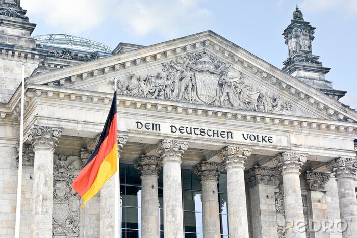 Fototapete deutsche Flagge mit der Architektur im Hintergrund