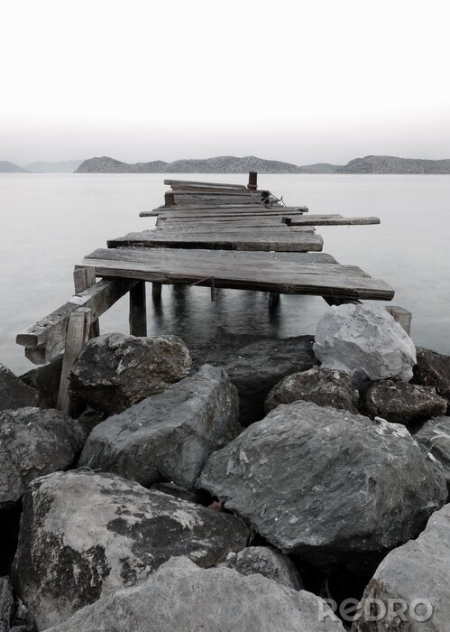 Fototapete Die Steine und die alte Seebrücke