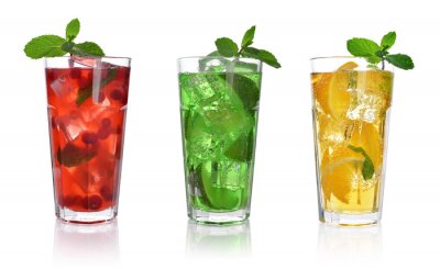 Drei farbenfrohe Getränke auf weißem Hintergrund