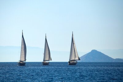 Fototapete Drei Segelboote auf dem Wasser