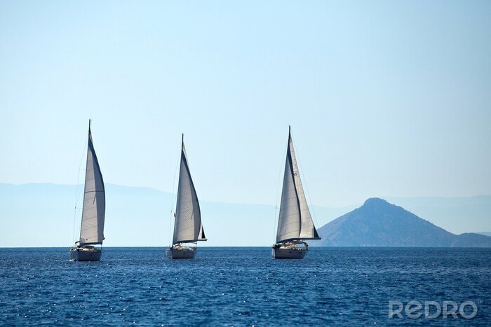Fototapete Drei Segelboote auf dem Wasser