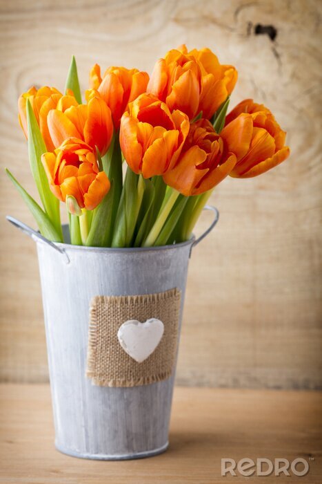 Fototapete Dunkelgelbe Tulpen in einem Eimer