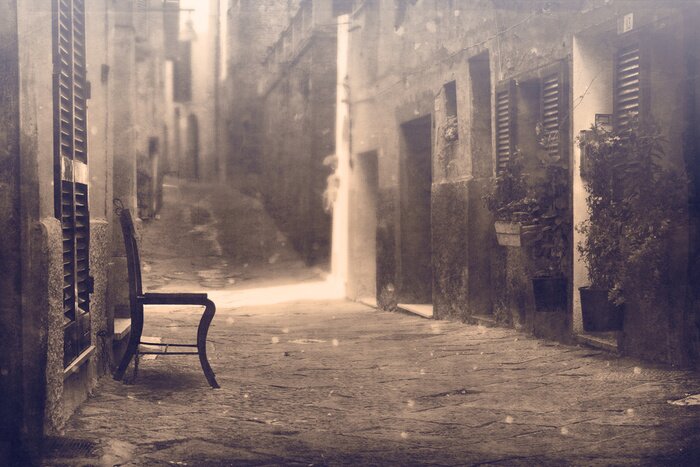 Fototapete Dunkle Gasse im Nebel