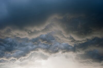 Fototapete Dunkle und helle Wolken