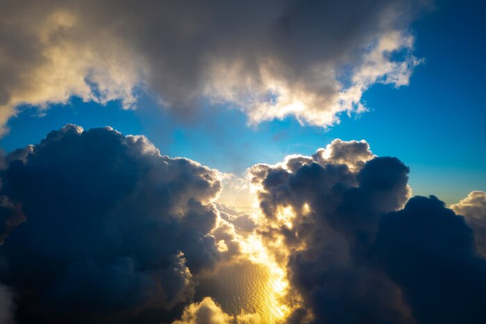 Fototapete Dunkle Wolken am blauen Himmel