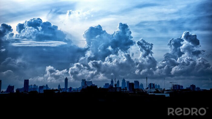 Fototapete Dunkle Wolken über der Stadt