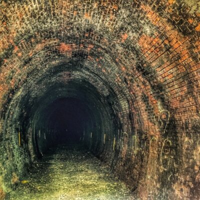 Fototapete Dunkler Backsteintunnel