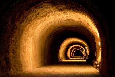 Fototapete Dunkler Tunnel mit orangefarbenem Licht