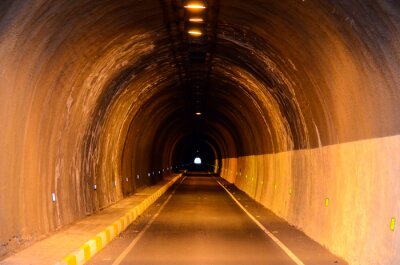 Fototapete Dunkler Tunnel stadtnah
