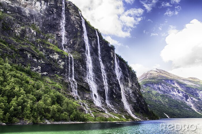 Fototapete Durch Fjord fließender Wasserfall