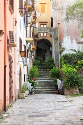 Fototapete Durchgang mit Treppen unter Mietshaus