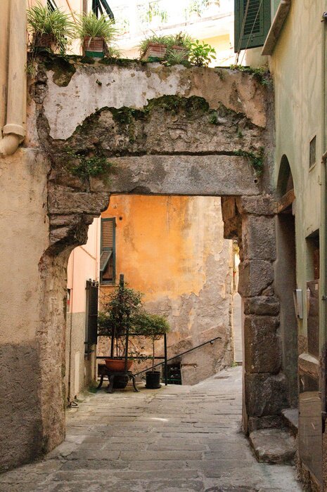 Fototapete Durchgang zwischen zerkratzten Maueren
