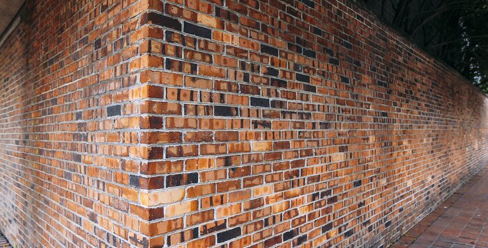 Fototapete Ecke einer Ziegelmauer