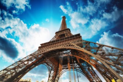 Fototapete Eiffelturm mit Wolken im Hintergrund