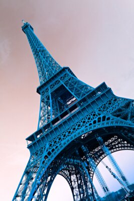 Eiffelturm vor dem Hintergrund des Himmels