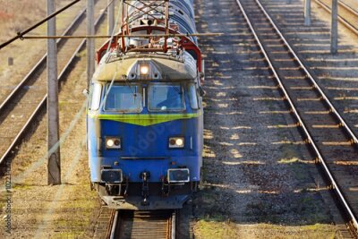 Fototapete Ein blauer Zug auf den Gleisen