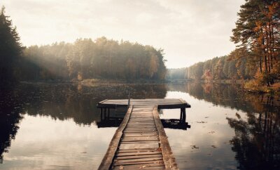 Fototapete Ein Holzsteg an einem See im Herbst