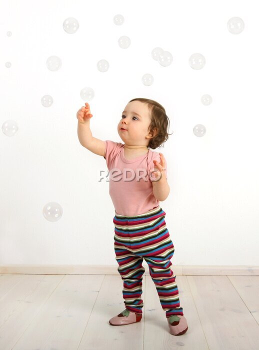 Fototapete Ein Kind greift nach Einer Seifenblase